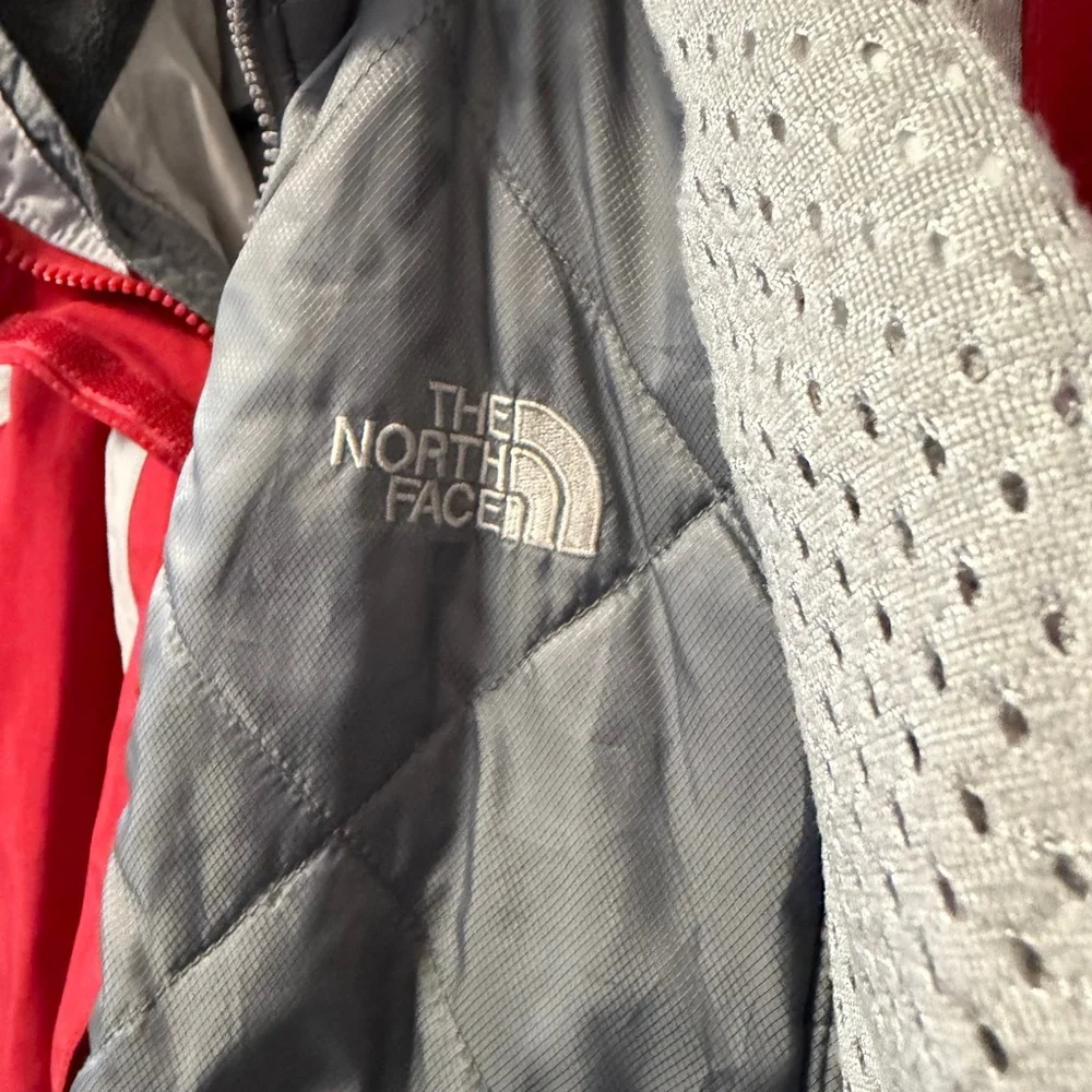 The North Face HyVent Ski Jacket Women's Size S Red 100% Nylon Full Zip no hood - Picture 4 of 16